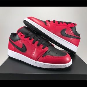 Air Jordan 1 Low Reverse Bred Size 7Y/8.5W